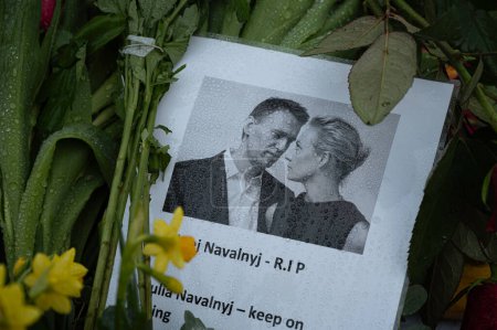 Foto de Copenhague, 21 de febrero de 2024 flores frente a la embajada rusa en memoria de Aleksej Navalnyj - Imagen libre de derechos