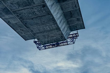 pont en béton en construction, vue de dessous avec la chaussée suspendue dans les airs contre un ciel bleu, pont Crown Princess Marys Frederikssund, Danemark, décembre 2018