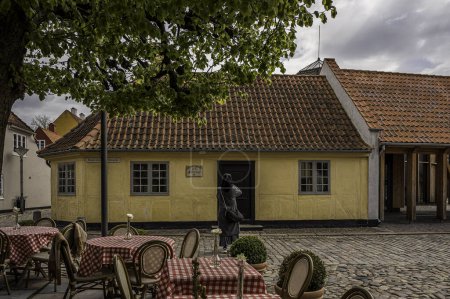 Touristin beim Fotografieren im Haus des Geschichtenerzählers H. C. Andersens in Odense, Dänemark, 19. April 2024