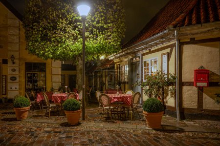 Nachtszene des Restaurants Unter der Linde im H C Andersens Haus, Odense, Dänemark, 19. April 2024