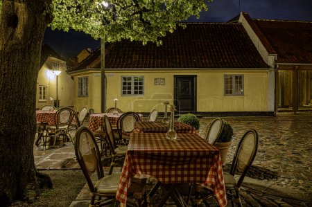 Escena nocturna del restaurante Under the Linden Tree en H C Andersens House, Odense, Dinamarca, 19 de abril de 2024