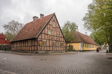 Fachwerkhaus aus rotem Backstein an einer Kopfsteinpflasterstraße in Lund, Schweden, 6. Mai 2024