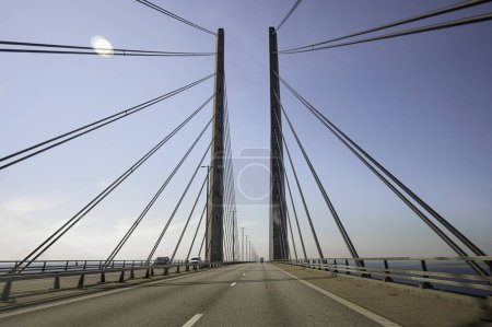 Los cables de acero de los pilones en el puente de resund forman un patrón a través de la carretera entre Malmo y Copenhague