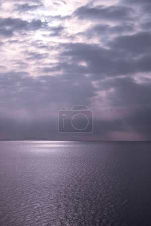 Foto de Horizonte azul del mar. El mar converge con el cielo - Imagen libre de derechos