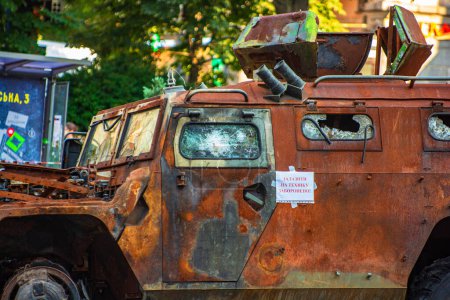 Téléchargez les photos : Kiev, Ukraine - 21 août 2023 : Un véhicule blindé militaire russe brulé et brûlé est exposé sur la place principale de Kiev. - en image libre de droit