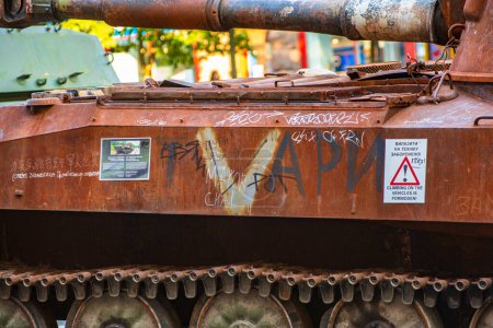 Téléchargez les photos : Kiev, Ukraine - 21 août 2023 : Le symbole V sur les véhicules blindés russes brûlés. Le défilé de matériel militaire russe brûlé sur Khreshchatyk à Kiev. - en image libre de droit