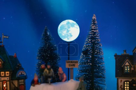 Téléchargez les photos : Lune ronde sur fond de sapins. Décor du Nouvel An - en image libre de droit