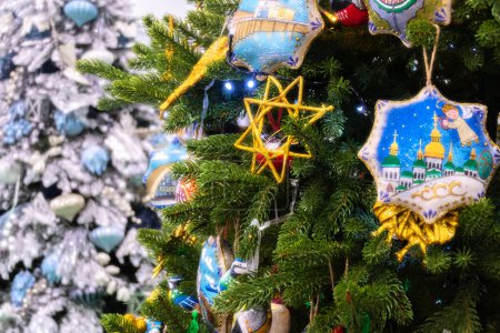 Téléchargez les photos : Arbre du Nouvel An dans le style ukrainien - en image libre de droit