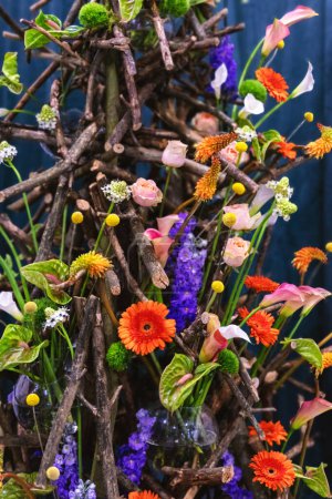 Téléchargez les photos : Décoration décorative faite de bâtons secs et de fleurs - en image libre de droit