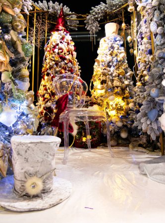 Chaise en verre au centre des arbres de Noël