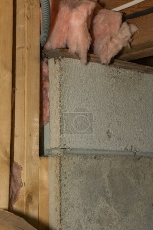 Téléchargez les photos : Marques de frottement des rongeurs trouvées dans un sous-sol lors d'une inspection antiparasitaire - en image libre de droit
