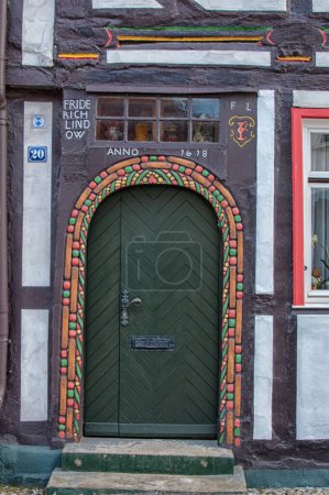 Pasee por la ciudad medieval de Hansa de Tangermnde, Alemania, famosa por sus edificios bellamente decorados con entramado de madera, calles empedradas y un rico encanto histórico que lo transporta en el tiempo.
