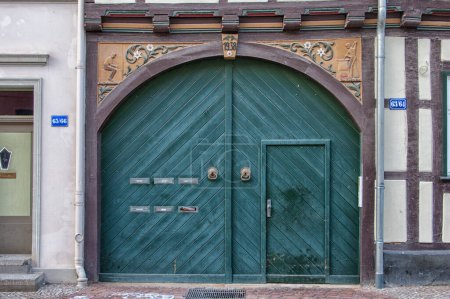 Pasee por la ciudad medieval de Hansa de Tangermnde, Alemania, famosa por sus edificios bellamente decorados con entramado de madera, calles empedradas y un rico encanto histórico que lo transporta en el tiempo.