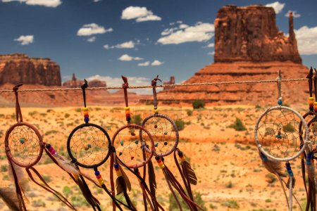 l'emblématique Monument Valley, aux États-Unis, avec ses magnifiques buttes de grès rouge, son vaste paysage désertique et son ciel spectaculaire. Ce paysage à couper le souffle offre un aperçu du c?ur du Sud-Ouest américain