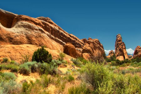 Admirez les merveilles naturelles du parc national des Arches, dans l'Utah, aux États-Unis, où des arches majestueuses en grès, des flèches imposantes et de vastes paysages désertiques créent une vue surréaliste et impressionnante