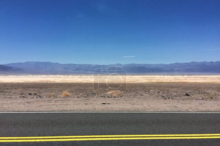 La vallée de la mort en Californie, l'expérience du paysage désertique spectaculaire, de vastes plaines salées, des dunes de sable imposantes et des températures extrêmes de ce terrain emblématique et accidenté