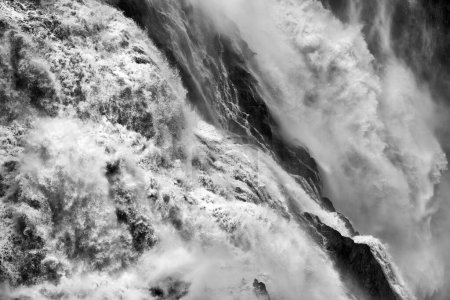 les spectaculaires chutes Barron près de Kuranda, FNQ, Australie, en plein débit pendant la saison des pluies. Admirez la puissante cascade d'eau entourée d'une forêt tropicale luxuriante, créant un spectacle naturel à couper le souffle et dramatique