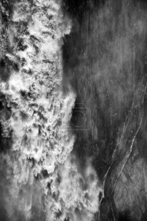 die spektakulären Barron Falls in der Nähe von Kuranda, FNQ, Australien, in voller Fahrt während der Regenzeit. Staunen Sie über die mächtige Wasserkaskade, die von üppigem Regenwald umgeben ist und ein atemberaubendes und dramatisches Naturschauspiel bietet