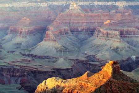 Ehrfurchtgebietende Blicke vom Südrand des Grand Canyon Nationalparks, Arizona, USA. Staunen Sie über die dramatischen Klippen, die weiten Ausblicke und die atemberaubende Schönheit dieses ikonischen Naturwunders