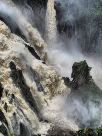 Barron Falls cerca de Cairns en Flood, Queensland, Australia