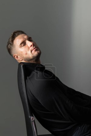 Foto de Retrato masculino sin retoque en una camisa negra - Imagen libre de derechos