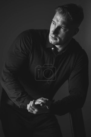 Foto de Male portrait without retouching in a black shirt - Imagen libre de derechos