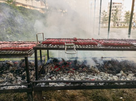 Chorizos savoureux rôtissant sur le feu : un festin pour le palais au festival San Juan à Vigo, Galice, Espagne