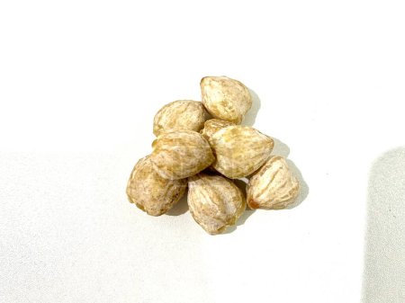 Grupo de semillas de vela o Kemiri para condimentos de comida asiática aislados sobre fondo blanco