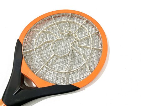 Mosquitos eléctricos estilo raqueta de tenis asesino forma aislado sobre fondo blanco. murciélago swatter de mosquitos recargable aislado