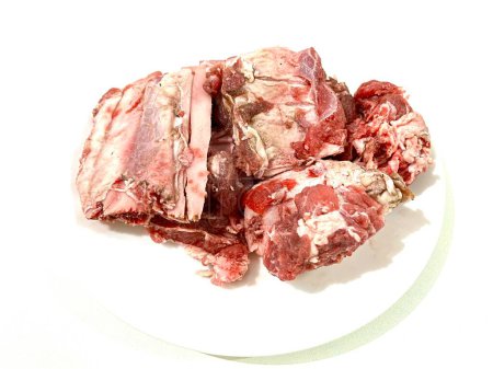 Rohe Rinderrippen in Stücke geschnitten und Knochen isoliert auf weißem Hintergrund