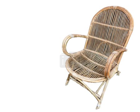 Chaise en rotin d'osier avec design javanais traditionnel rond isolé sur fond blanc