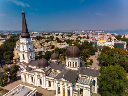 Vista de la Catedral de la Transfiguración en Odessa antes de que un misil ruso golpeara. Hermosa vista superior de la catedral central de Odessa. Catedral antes de la destrucción.