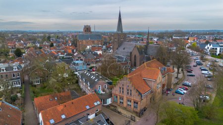 Hermosa vista desde arriba, desde drones hasta naranjas, techos de azulejos de casas. Vista superior de la ciudad holandesa de Wijk bij Duurstede. Las calles y el techo de la iglesia. Plaza Central de la ciudad.
