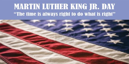 Martin Luther King Jr. Celebración del día. Cita de MLK, Texto sobre fondo de bandera estadounidense. El momento es siempre correcto para hacer lo que es correcto