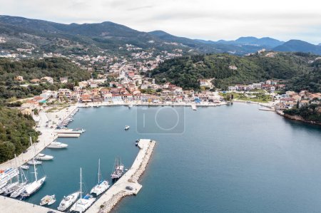 Foto de Veleros anclados en el puerto deportivo del pueblo de Syvota, vista aérea del dron. Navegar en Grecia, destino de vacaciones de verano. - Imagen libre de derechos
