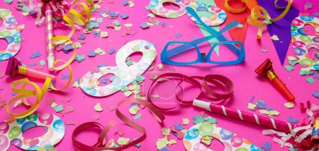 Téléchargez les photos : Fête d'anniversaire du carnaval. Confettis et serpentines sur fond rose vif. Fête et décoration des fêtes - en image libre de droit