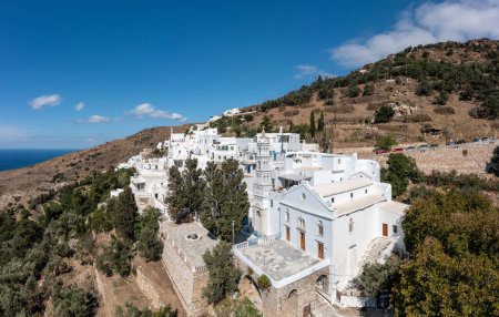 Cyclades, Grèce. Tinos île grecque, vue aérienne par drone du village Kardiani bâtiments de couleur blanche et clocher de l'église, ciel bleu