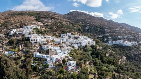 Kykladen, Griechenland. Griechische Insel Tinos, Drohnenaufnahme der Dorfstadt Kardiani, weiße Gebäude, bewölkter blauer Himmel