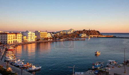 Tinos Insel Hora Stadt bei Sonnenuntergang Kykladen Griechenland. Drohnen-Ansicht des Hafens, Sonne Farben Gold Ägäis Meer und Gebäude, blau rosa Himmel Sommerurlaub.