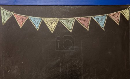 Foto de Coloridos banderines en un tiza de jabalí - Imagen libre de derechos