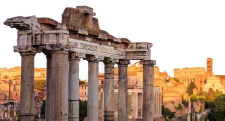 Italia, Roma, Ruinas del antiguo foro romano aisladas sobre fondo blanco transparente
