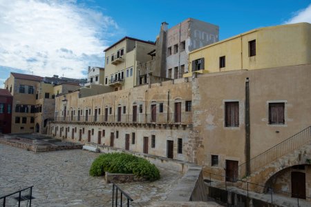 Museo de la Guerra, Fortaleza Firkas en el puerto del casco antiguo de Chania Creta, Grecia. Castillo de Revellino, fortaleza veneciana, calle pavimentada, destino de viaje.