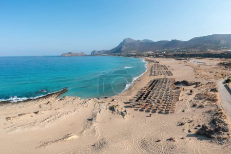 Phalasarna playa de arena, isla de Creta Grecia. Vista aérea de drones de vasta agua de mar ondulada que se encuentra con el cielo azul claro, famoso resort para vacaciones de verano.