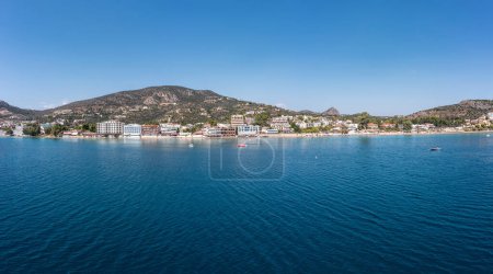 Foto de Tolo cerca de Nafplio, Argorida, Peloponeso, Grecia. Vista panorámica aérea del pueblo, barco amarrado en agua de mar ondulada, fondo azul del cielo. Espacio - Imagen libre de derechos