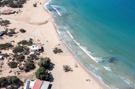 Grèce. Vue aérienne par drone de la plage de Gavdos, île de Crète. Paysage sauvage, vaste eau de mer claire ondulée, nature. Destination vacances d'été.