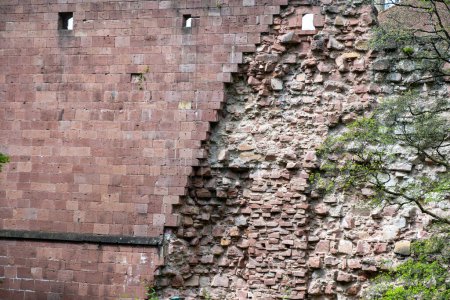 Deutschland, Schloss Heidelberg, Heidelberg Schildmauer-Ruine aus Sandsteinblock mit Öffnung zum Schutz vor feindlichen Angriffen.