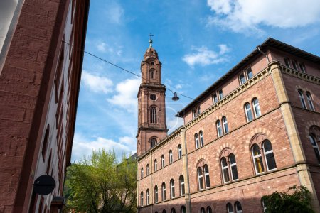 Der Glockenturm der Jesuitenkirche in Heidelberg, Baden-Württemberg. Im Blick auf die Jesuitenkirche Backsteinmauer alte Kirche.