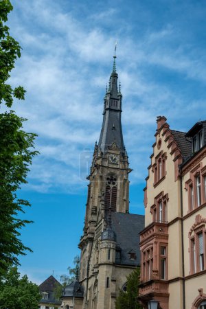 Christuskirche in der Weststadt, Heidelberg, Baden-Württemberg. Christuskirche mit ungewöhnlichem Turmdach in Form und Gestaltung. Vertikal