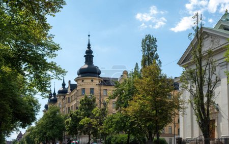 Klassisches Gebäude in Kungsholmen, Stockholm Schweden. Oberer Teil des alten Hauses mit Balkon, traditionelle Architektur, Natur, blauer Himmel. Unter Beobachtung