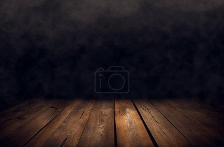 Foto de Mesa de madera vacía con humo flotar sobre fondo oscuro - Imagen libre de derechos